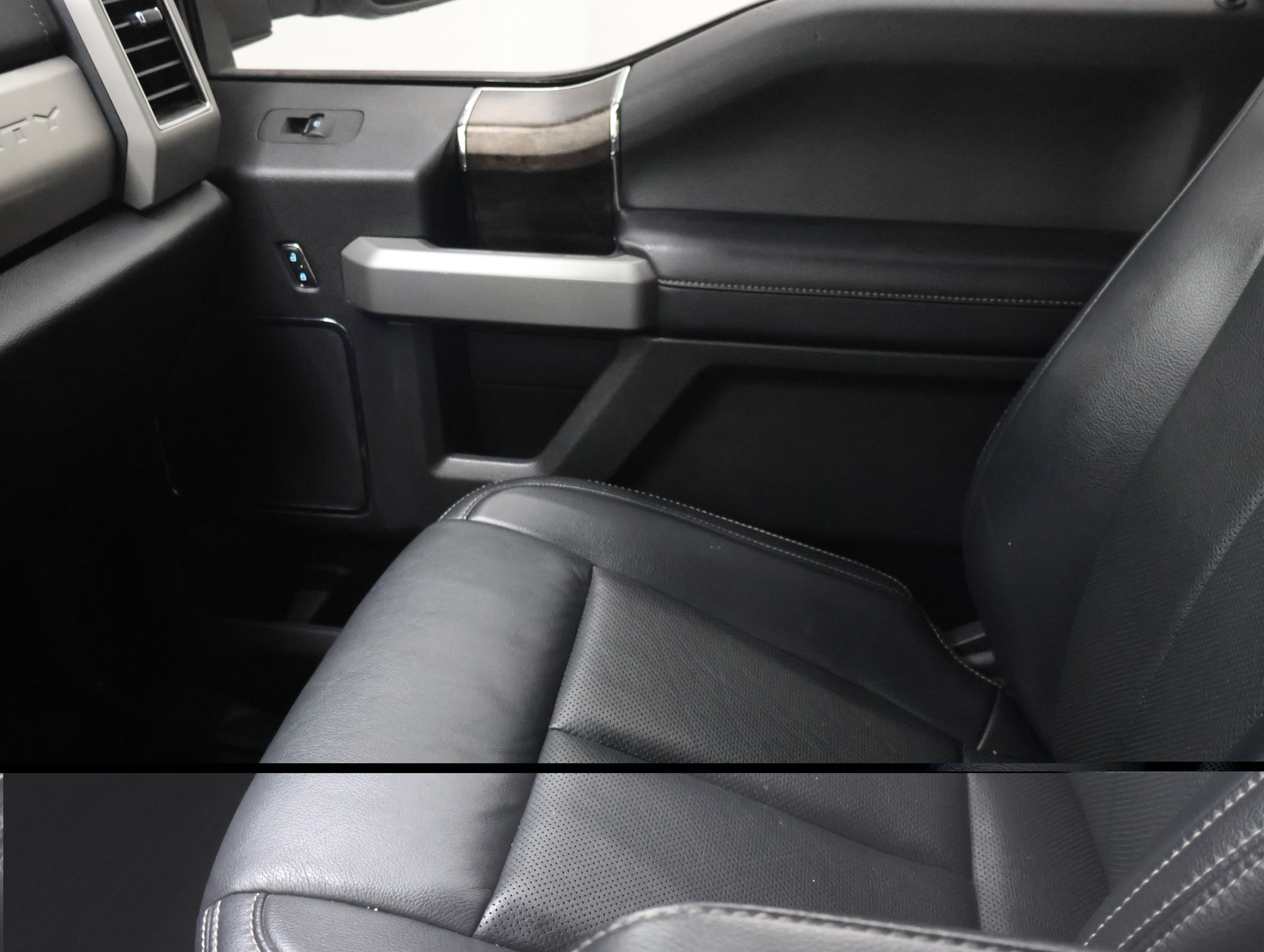 Used 2022 Ford F350 Lariat w/ Black Appearance Package AWD/4WD image 13