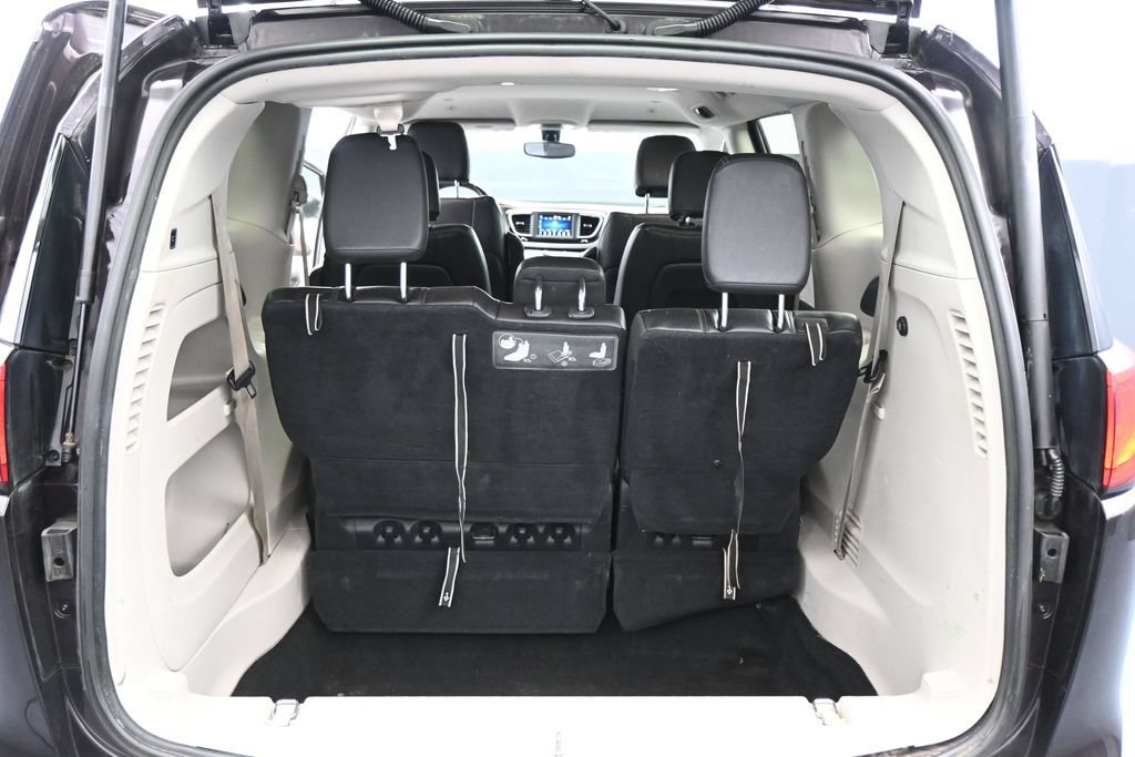 Used 2018 Chrysler Pacifica Touring-L FWD image 28