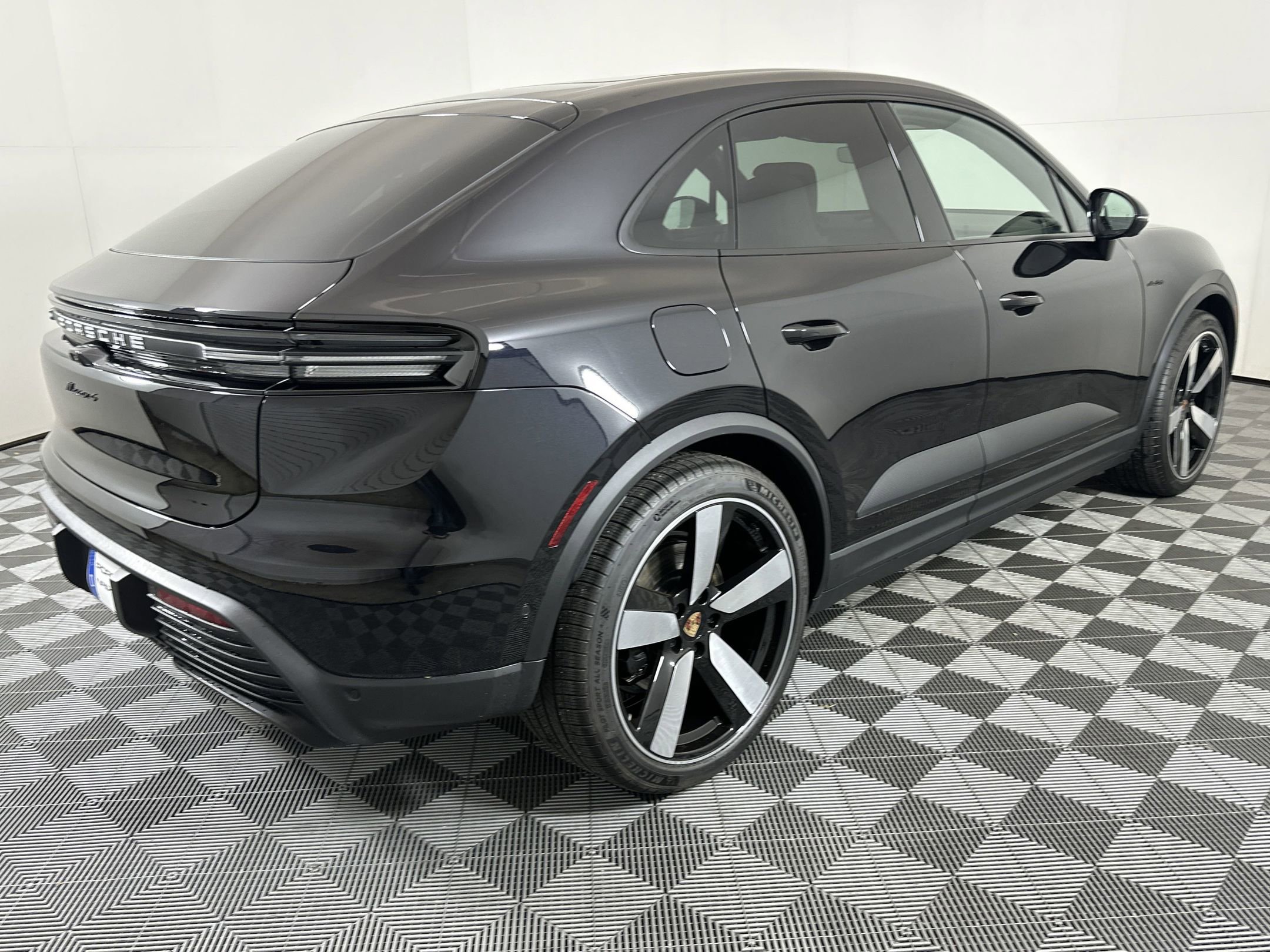Certified 2025 Porsche Macan 4 Electric image 10