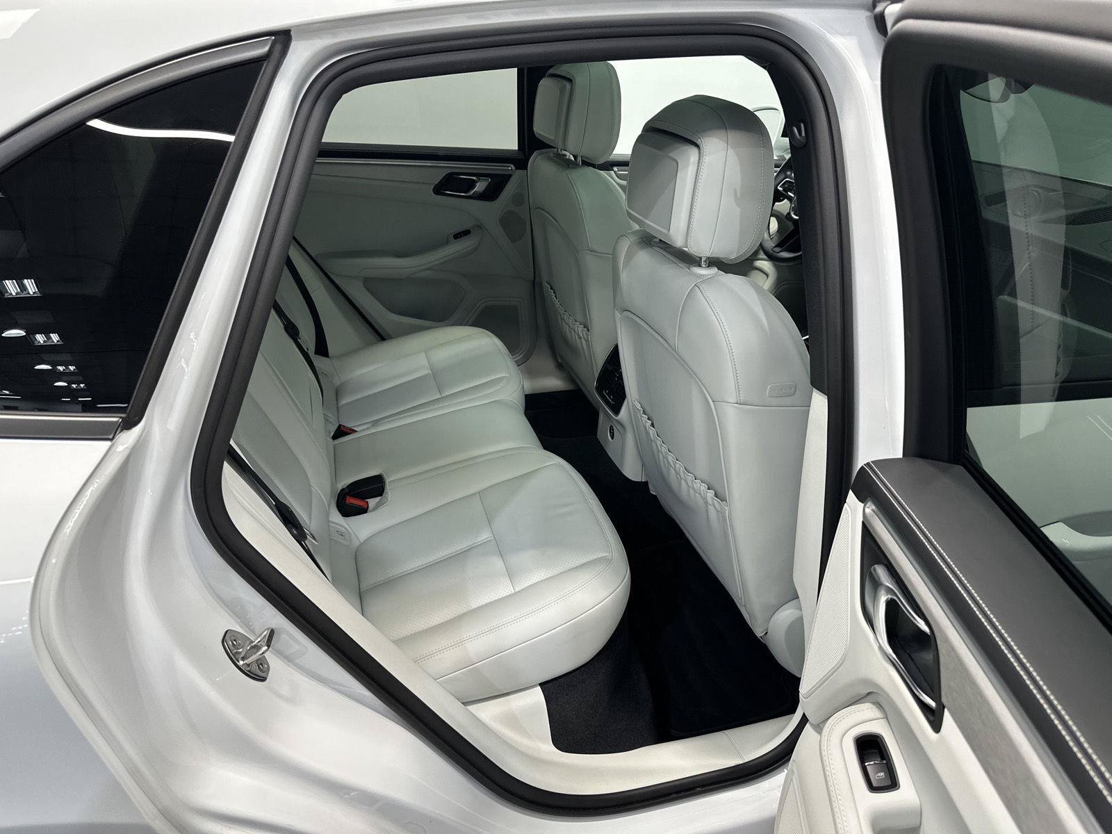Certified 2023 Porsche Macan AWD/4WD image 40