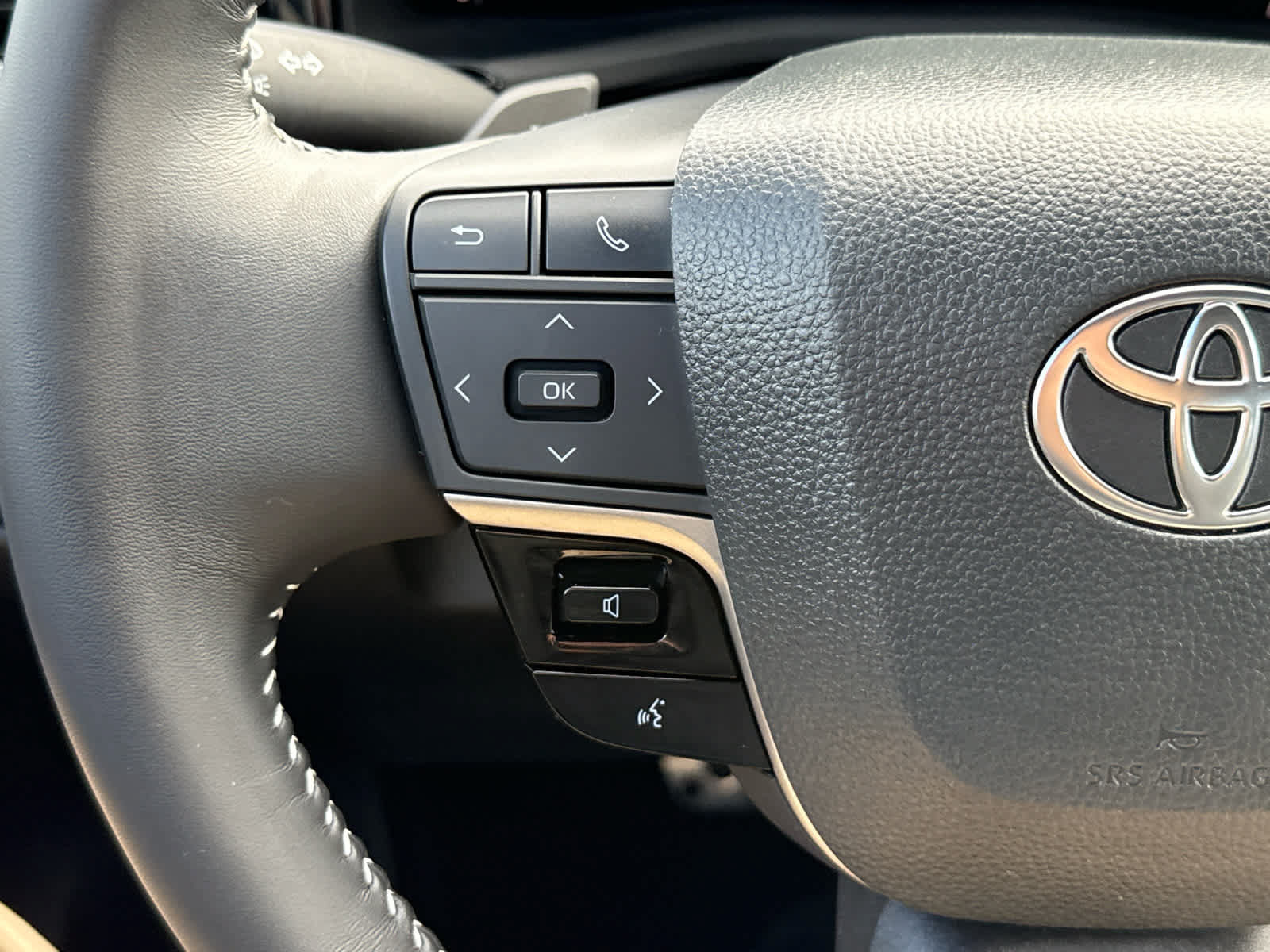 Used 2025 Toyota Camry SE w/ Convenience Package FWD image 13