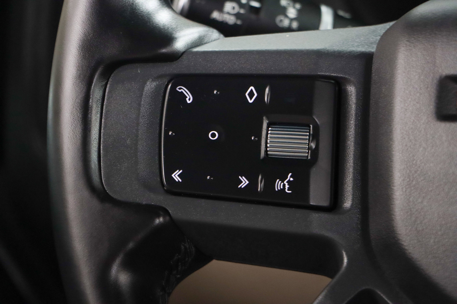 Used 2023 Land Rover Defender 130 X-Dynamic SE image 13