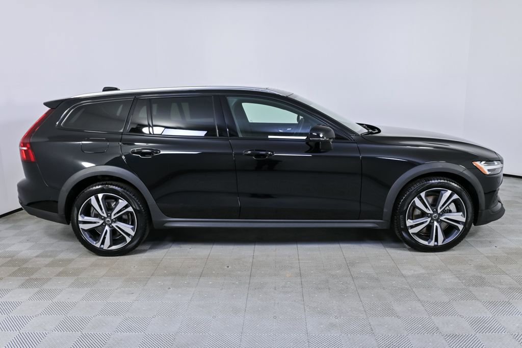 Certified 2025 Volvo V60 B5 Cross Country Plus image 28