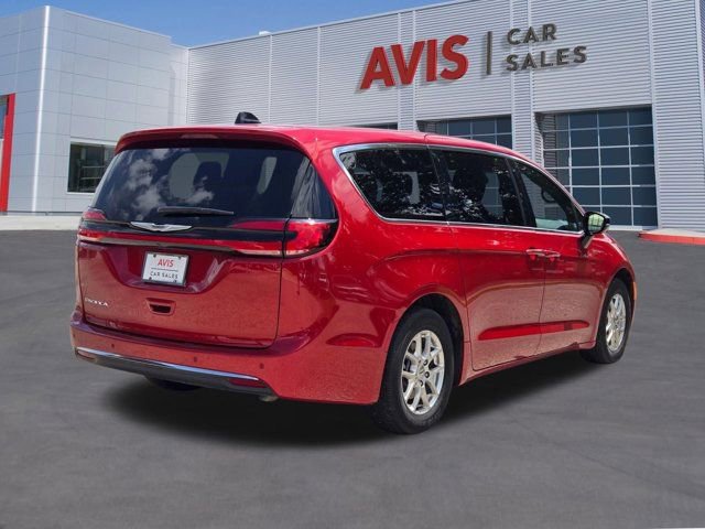 Used 2025 Chrysler Pacifica Select FWD image 6