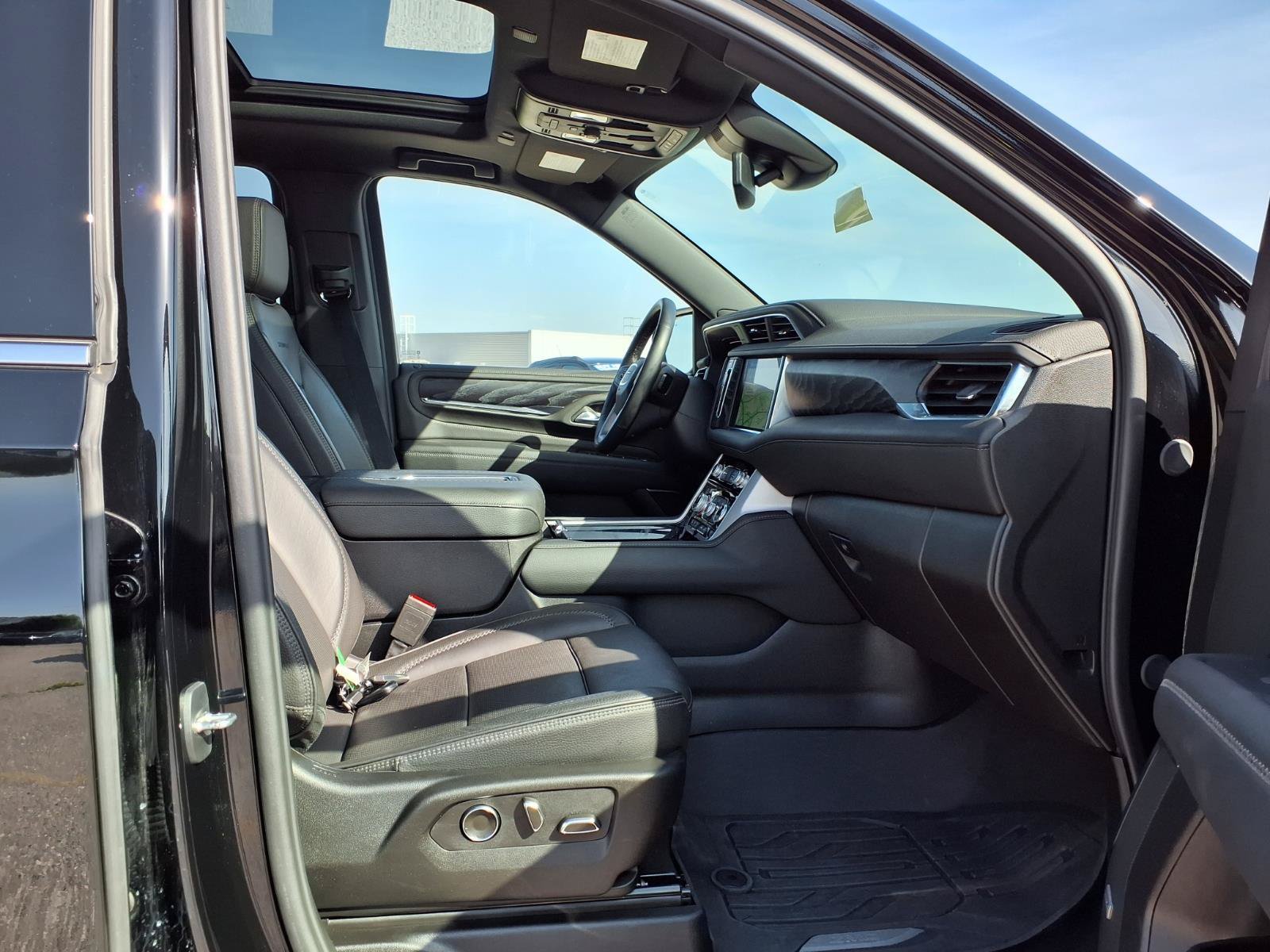 Used 2024 GMC Yukon XL Denali AWD/4WD image 32