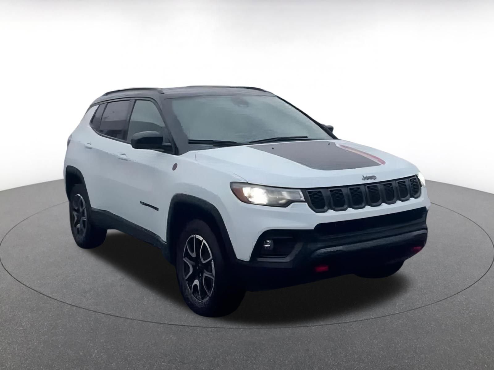 Used 2025 Jeep Compass Trailhawk image 3