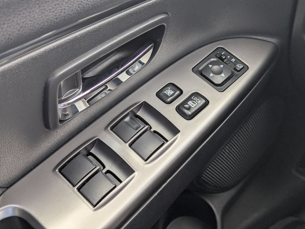 Used 2025 Mitsubishi Outlander Sport SE AWD/4WD image 33