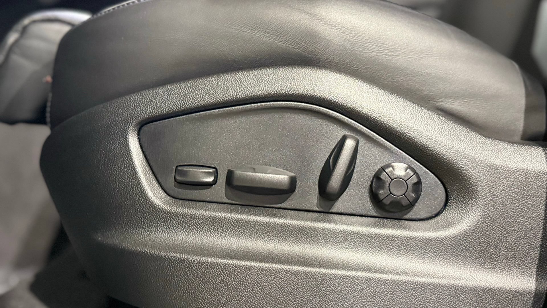 Certified 2025 Porsche Cayenne Coupe AWD/4WD image 41