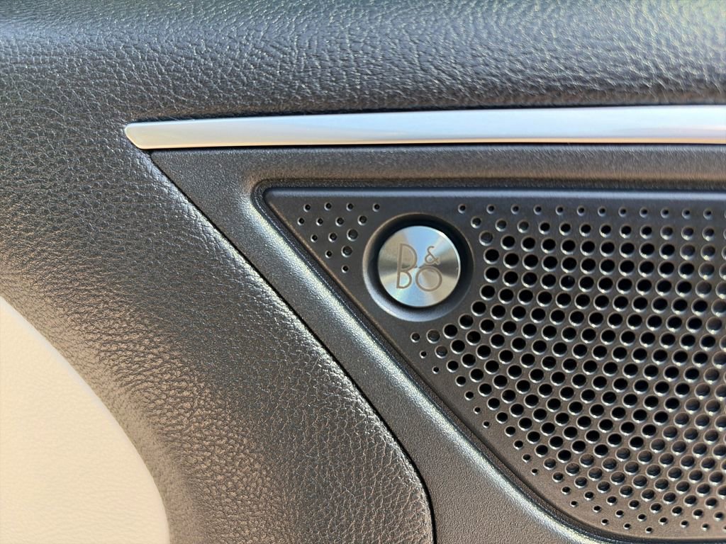 Used 2023 Ford Edge Titanium w/ Class II Trailer Tow Package AWD/4WD image 13