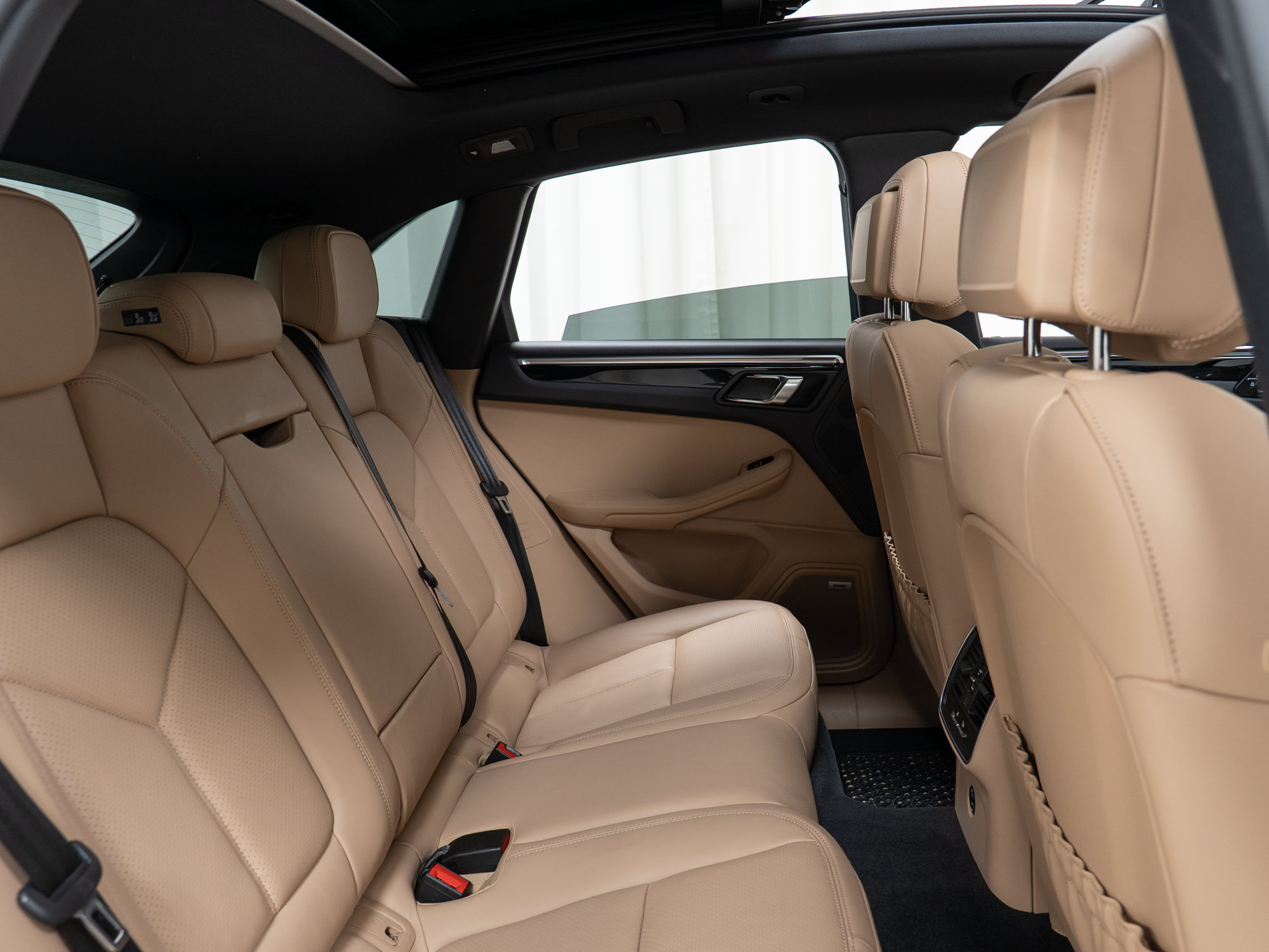 Certified 2022 Porsche Macan AWD/4WD image 27