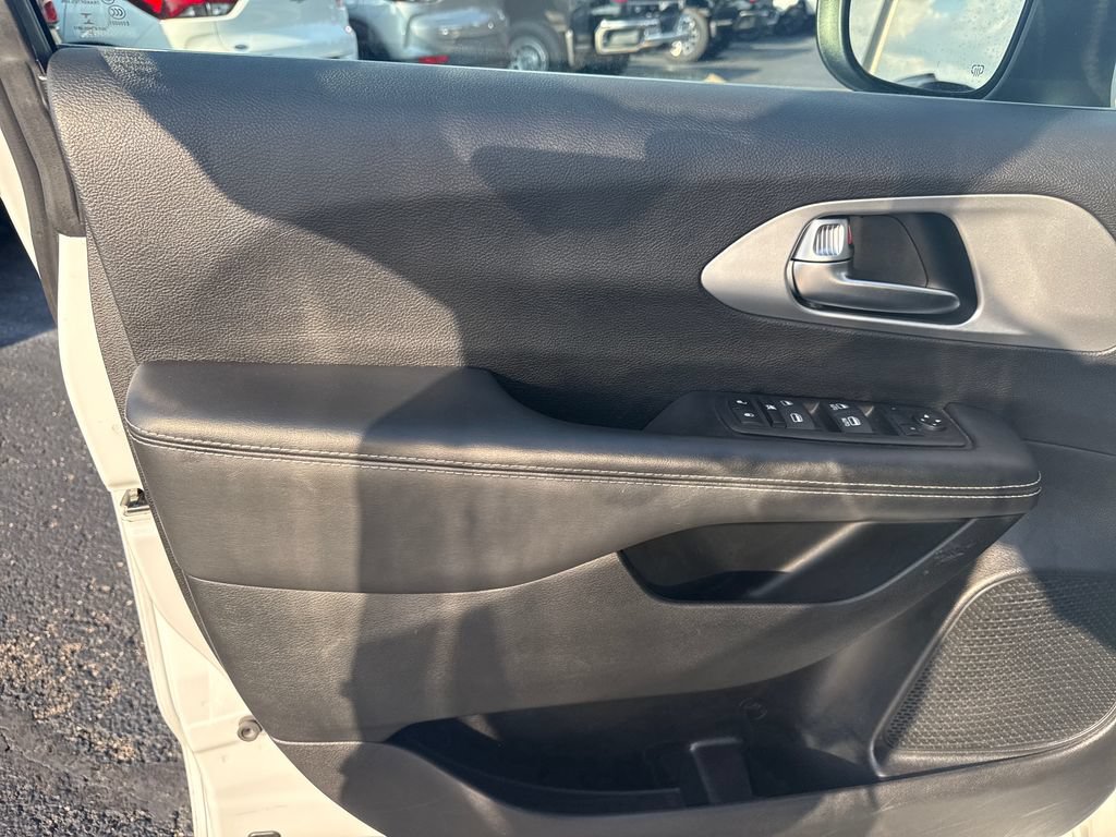 Used 2023 Chrysler Pacifica Touring FWD image 16