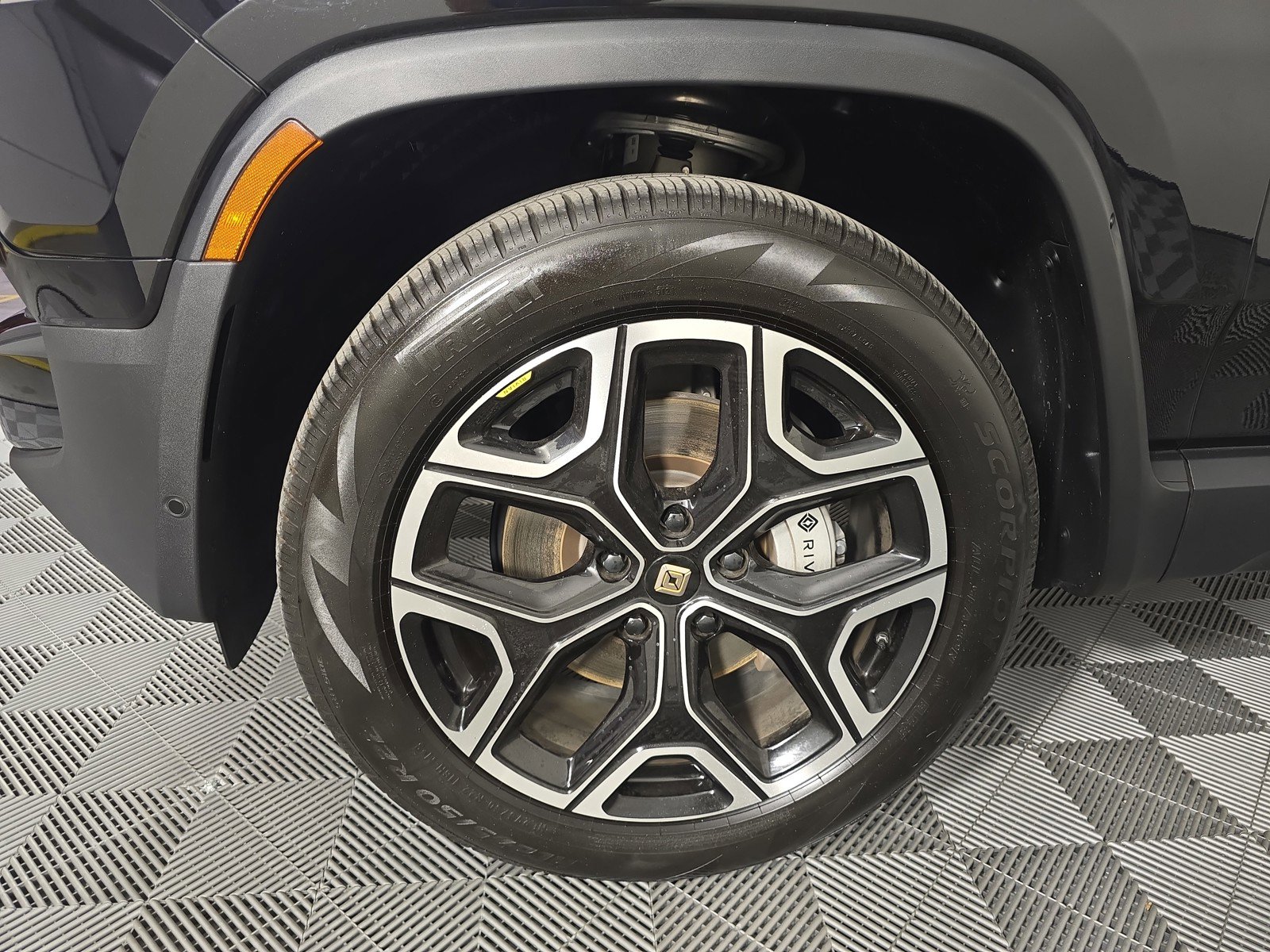 Used 2024 Rivian R1S Adventure AWD/4WD image 9