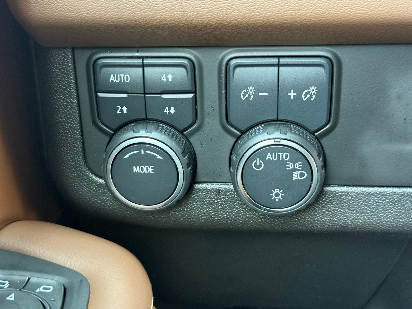 Used 2023 Chevrolet Suburban High Country image 36