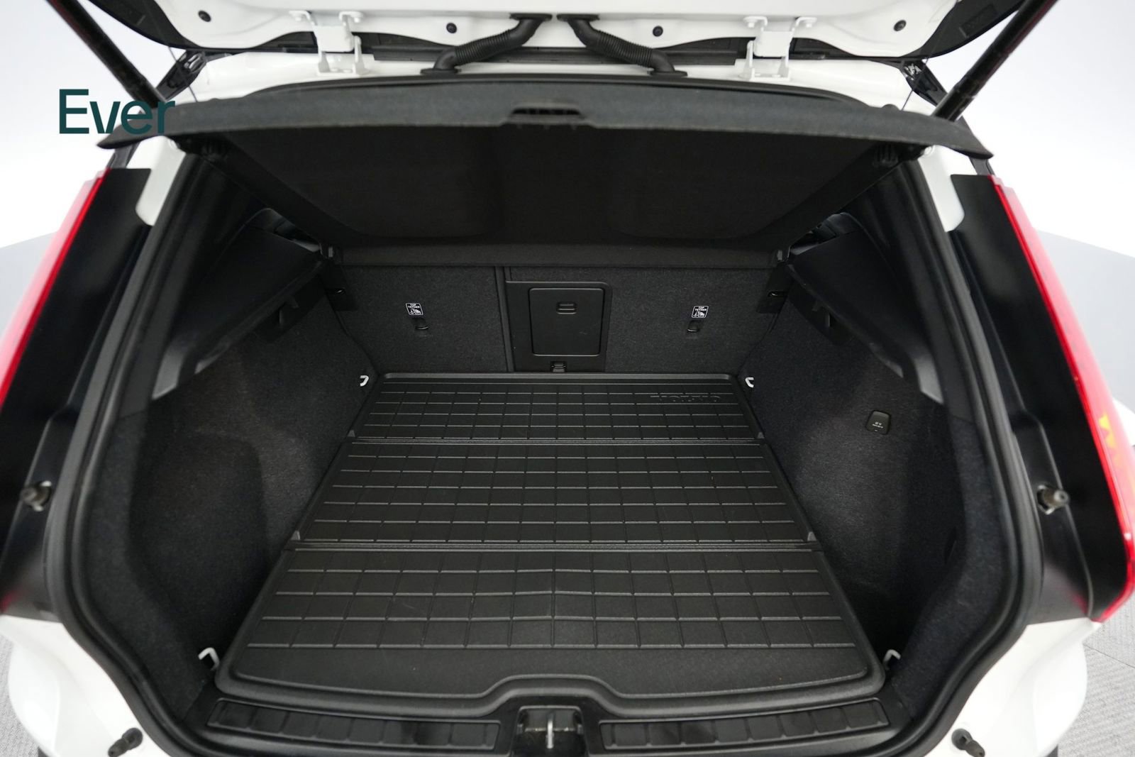 Used 2021 Volvo XC40 P8 Recharge w/ Advanced Package image 8