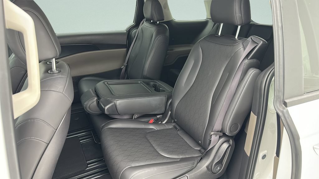 Used 2025 Kia Carnival FWD image 8