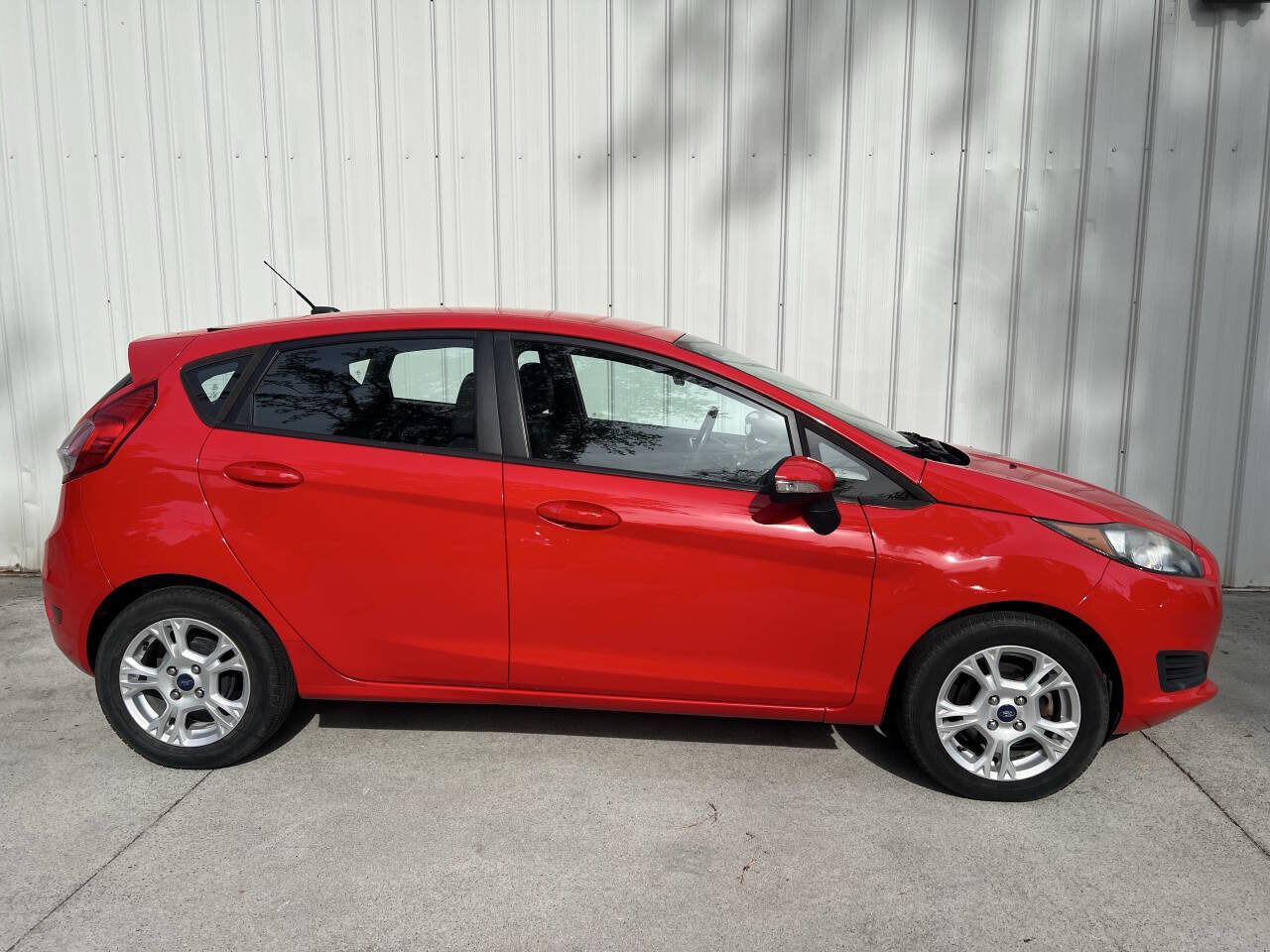 Used 2014 Ford Fiesta SE FWD image 2