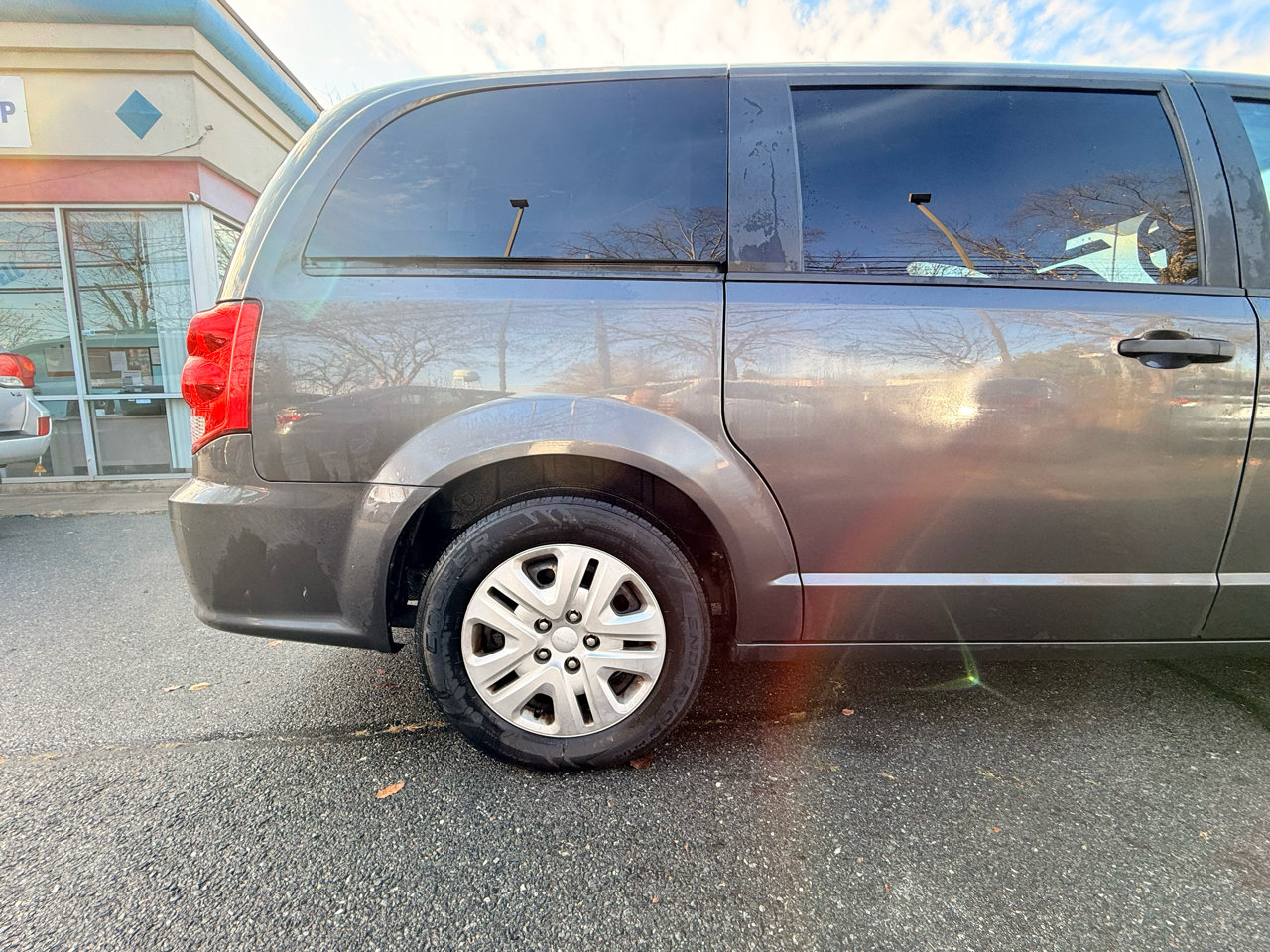 Used 2019 Dodge Grand Caravan SE w/ UConnect Hands-Free Group image 11