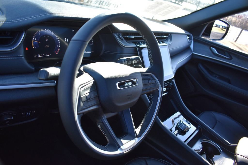 Certified 2025 Jeep Grand Cherokee Limited w/ Luxury Tech Group II image 14