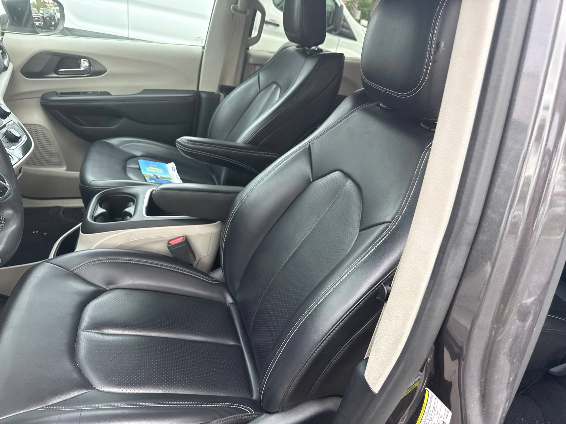 Used 2023 Chrysler Pacifica Touring-L FWD image 13