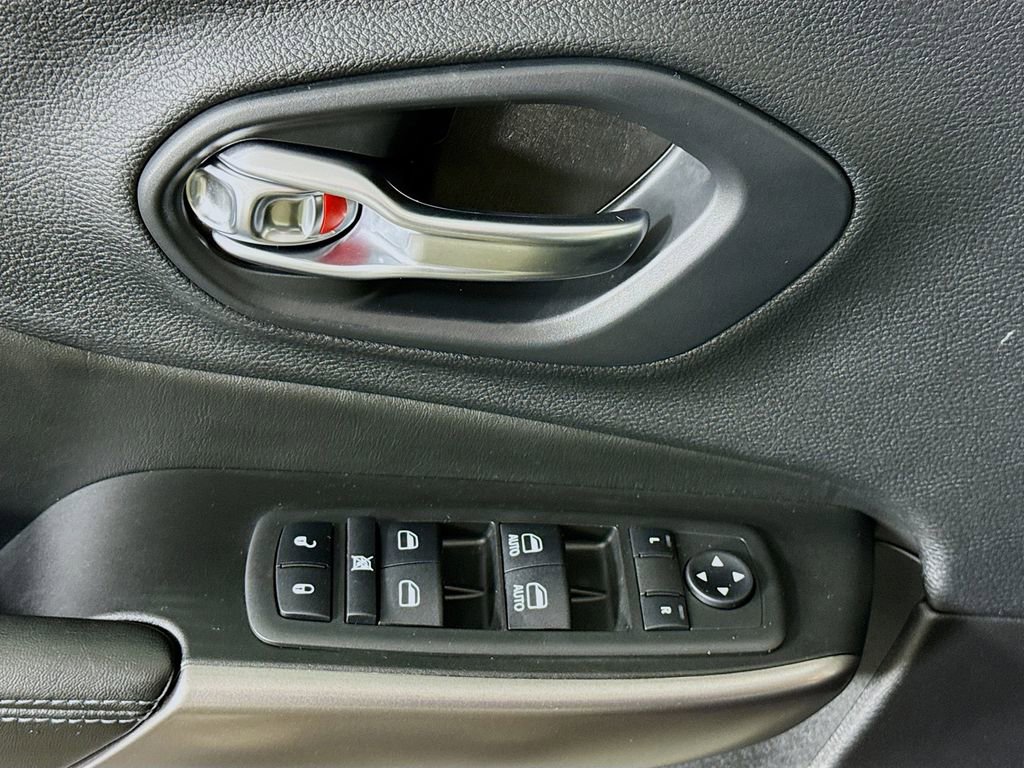 Used 2019 Jeep Cherokee Latitude Plus w/ Comfort/Convenience Group image 21