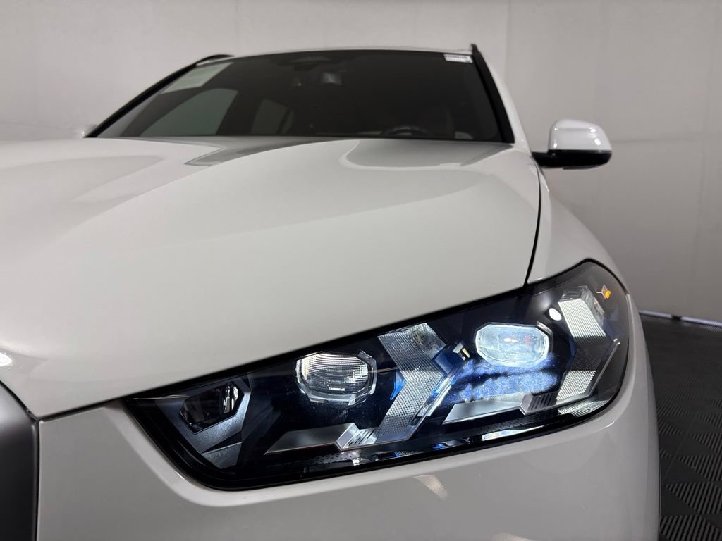 Used 2025 BMW X5 xDrive50e w/ M Sport Package AWD/4WD image 9