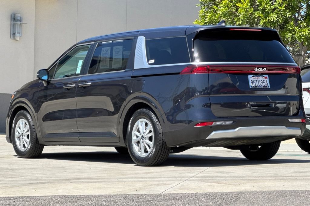 Used 2024 Kia Carnival LX FWD image 3