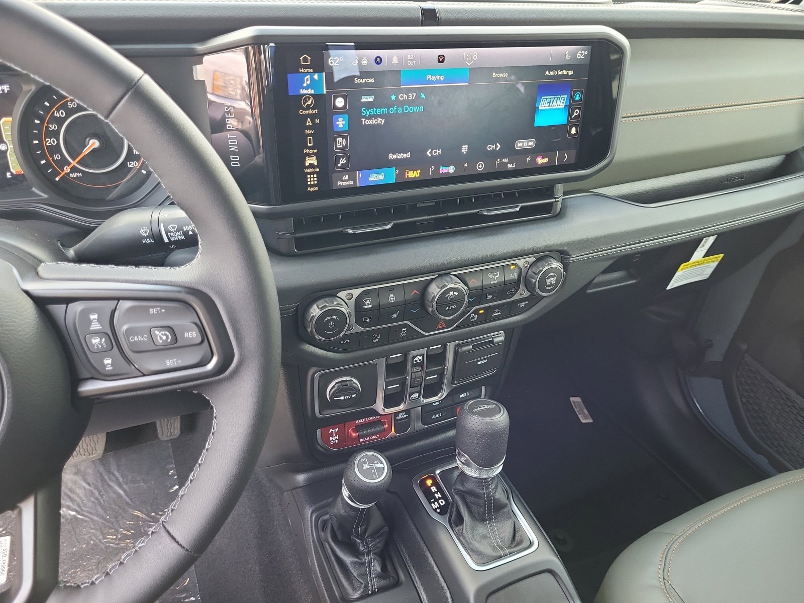 New 2025 Jeep Gladiator Mojave image 12