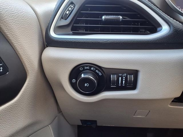 Used 2021 Chrysler Pacifica Touring-L FWD image 15