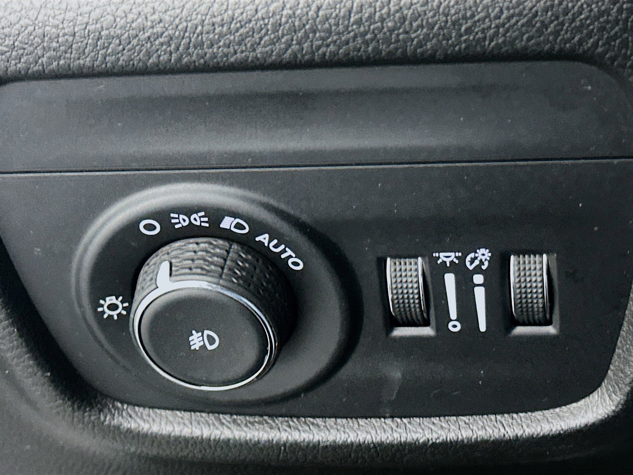 Used 2024 Jeep Grand Cherokee L Limited w/ Luxury Tech Group II image 17