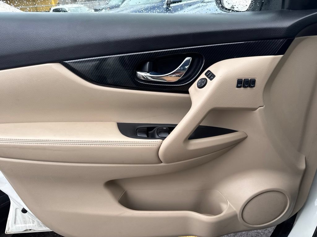Used 2017 Nissan Rogue SL AWD/4WD image 9