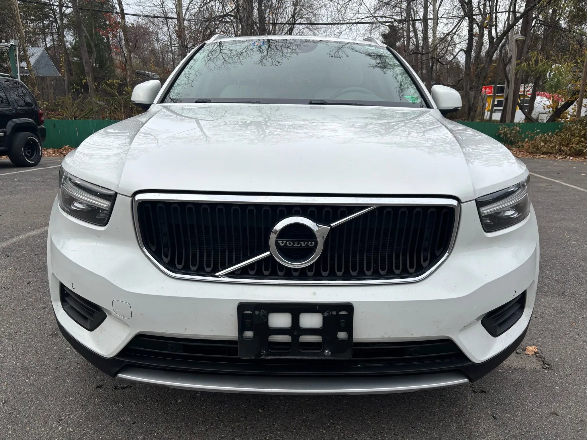 Used 2019 Volvo XC40 T5 Momentum image 2
