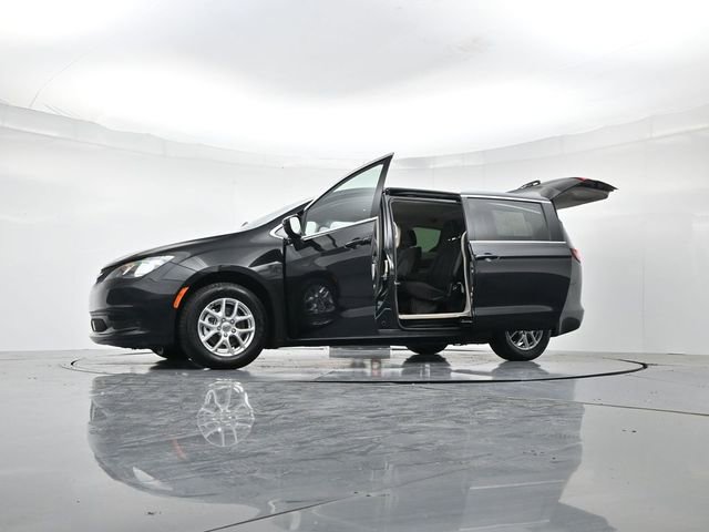 Used 2022 Chrysler Voyager LX image 53