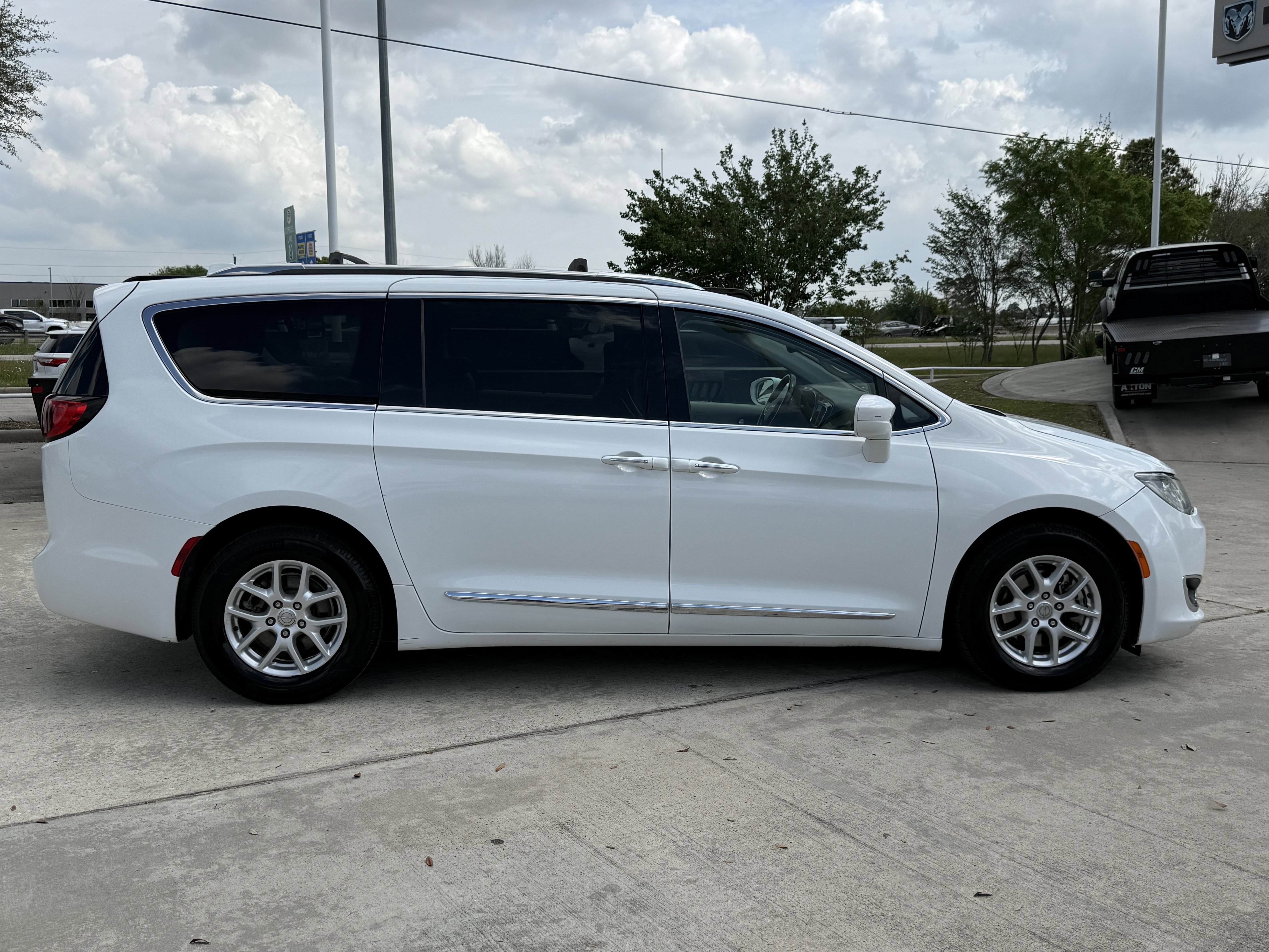 Used 2020 Chrysler Pacifica Touring-L image 3
