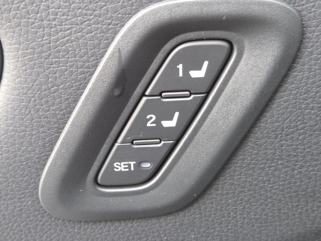 Certified 2025 Honda Pilot Black Edition image 16