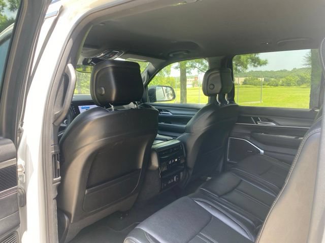 Used 2024 Jeep Wagoneer L Series II RWD image 11