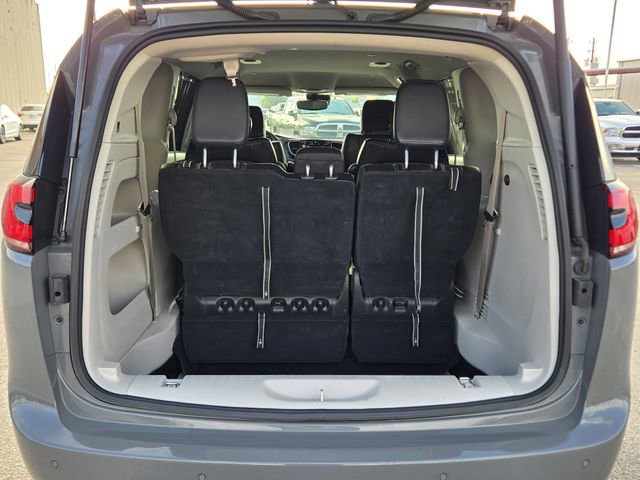 Used 2023 Chrysler Pacifica Touring-L FWD image 11