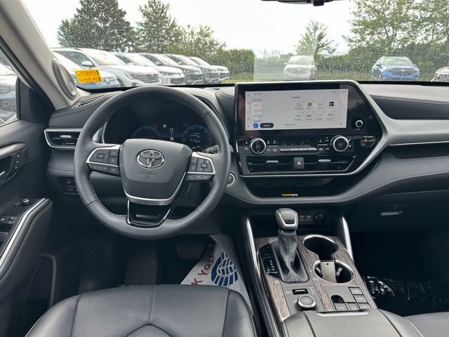 Used 2025 Toyota Highlander Platinum AWD/4WD image 14