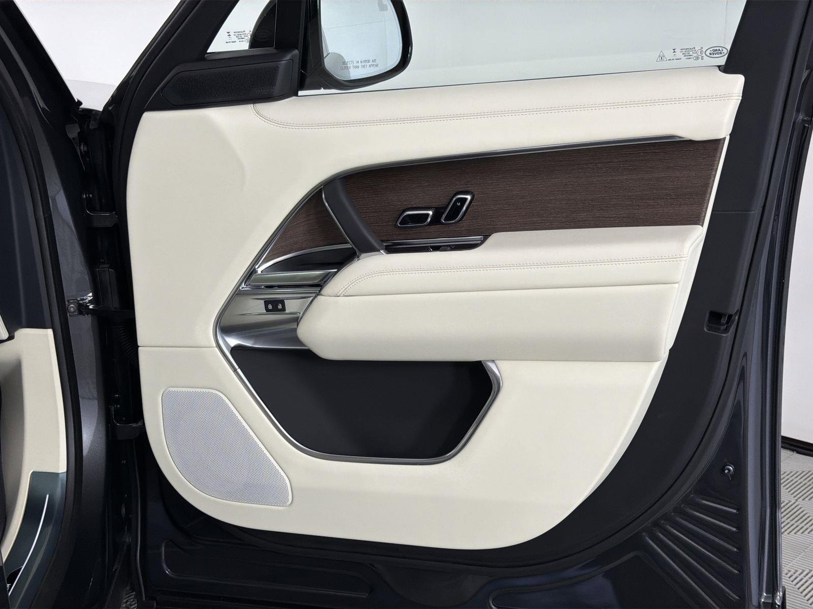 New 2025 Land Rover Range Rover SE image 31