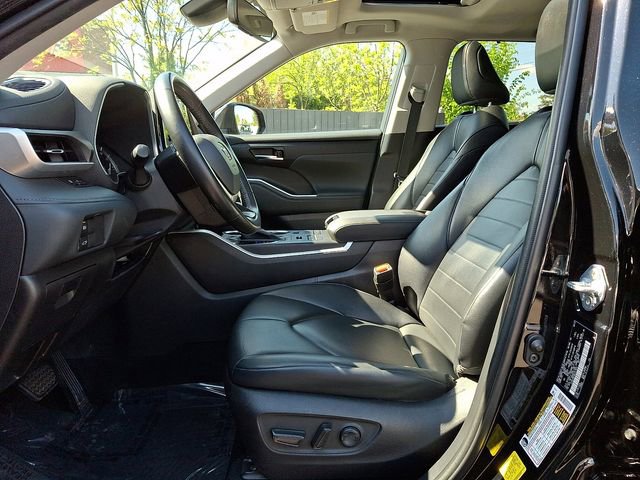 Used 2022 Toyota Highlander XLE AWD/4WD image 13