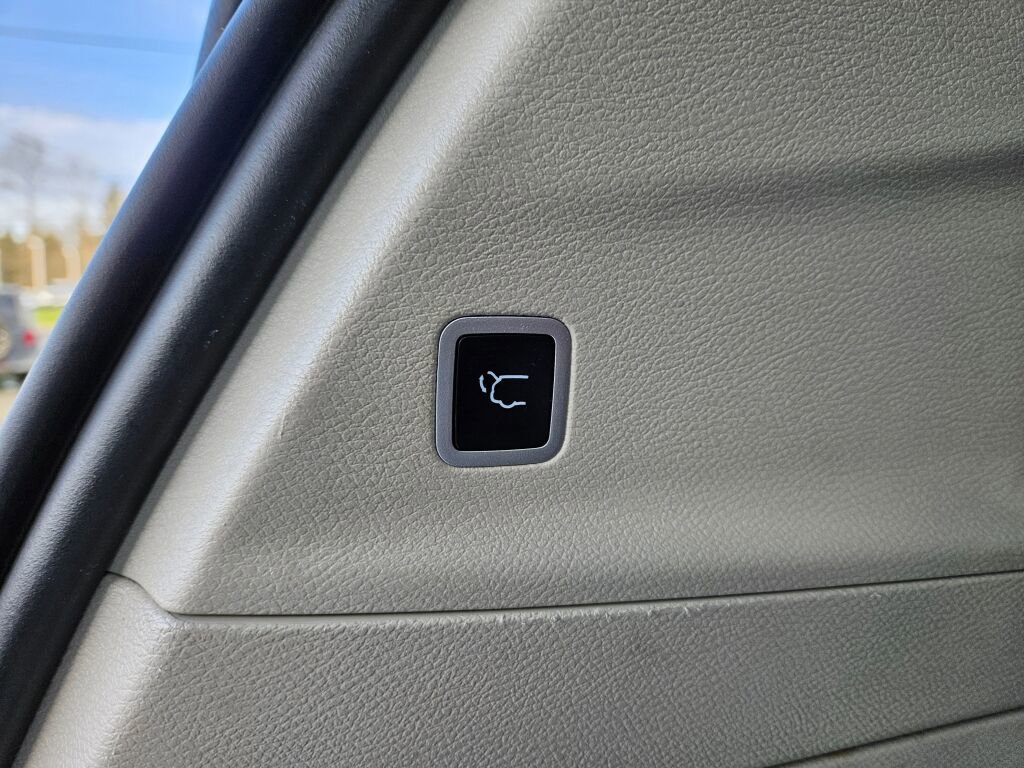 Used 2024 Chrysler Pacifica Touring-L image 12