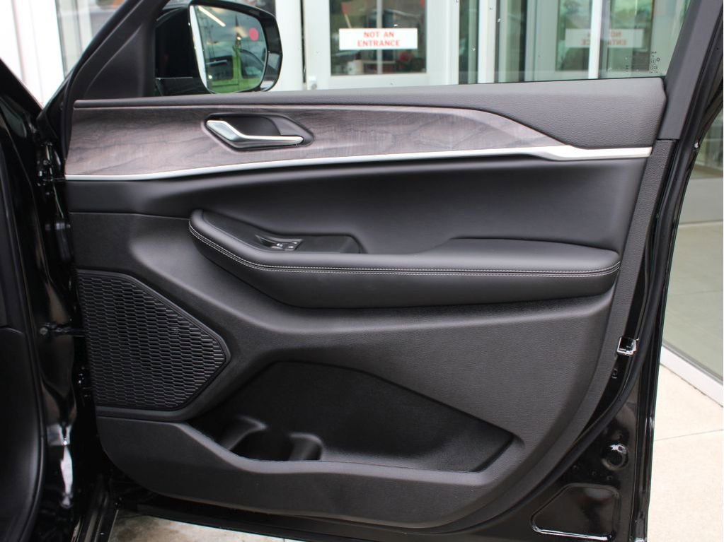 New 2025 Jeep Grand Cherokee Limited w/ Trailer Tow Package image 23