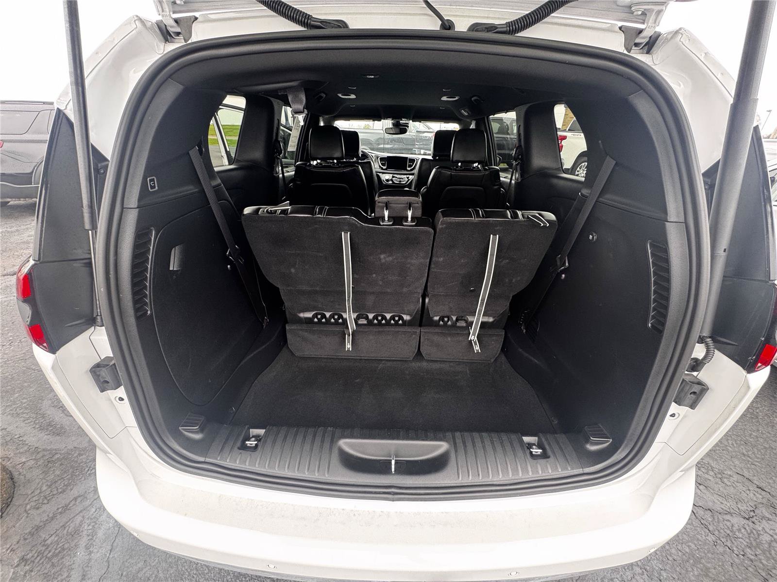 Used 2025 Chrysler Pacifica Select FWD image 9