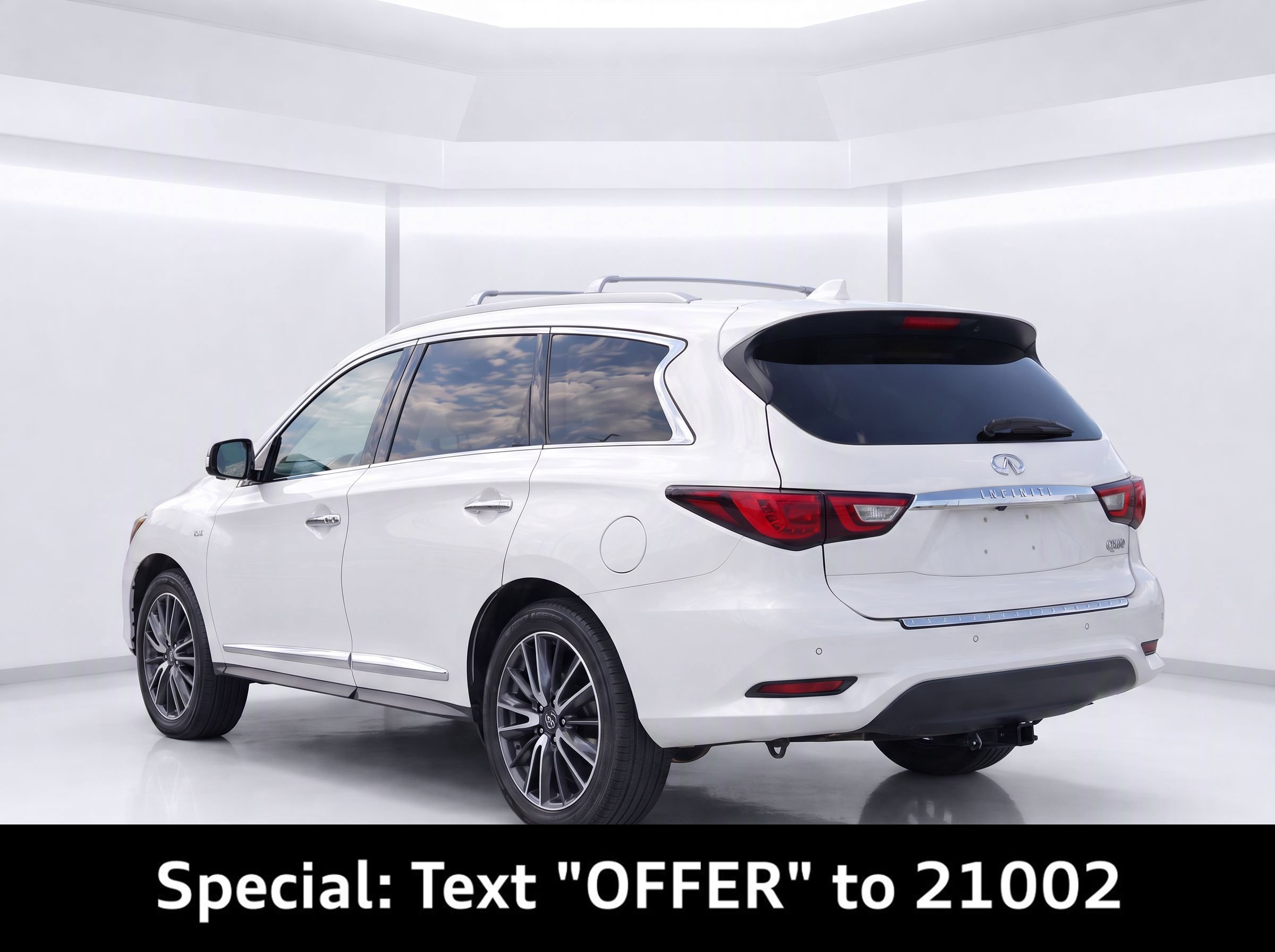 Used 2018 INFINITI QX60 Luxe w/ Deluxe Technology Package AWD/4WD image 3