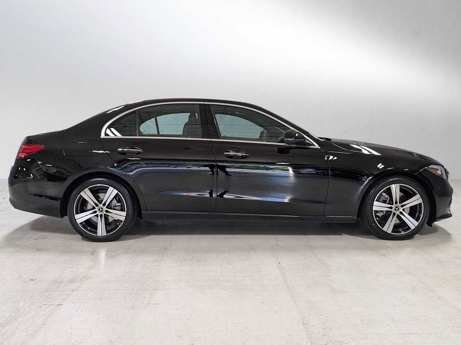 Used 2025 Mercedes-Benz C 300 4MATIC Sedan image 3