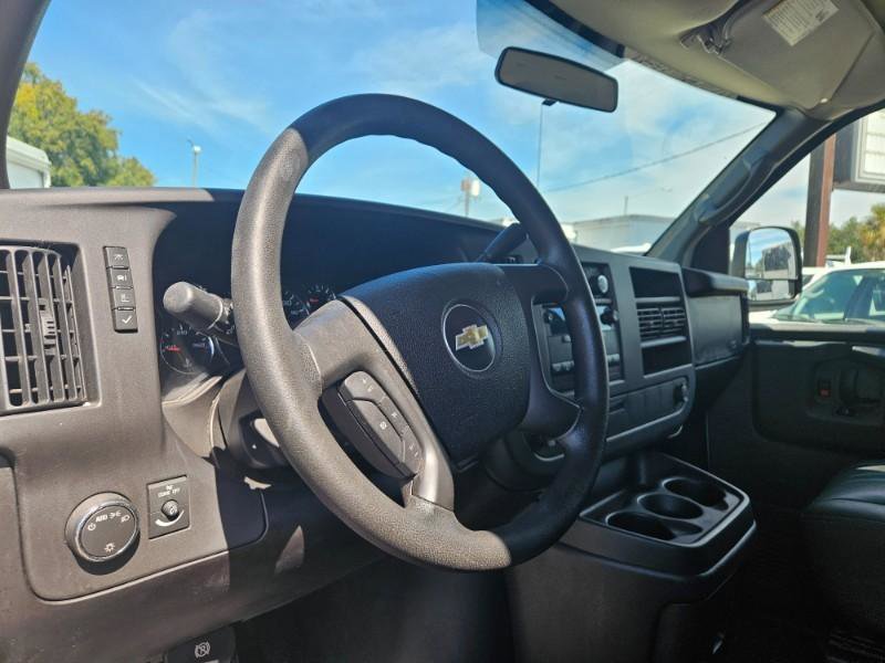 Used 2008 Chevrolet Express 1500 Passenger RWD image 11