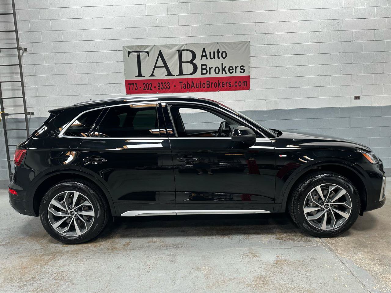 Used 2023 Audi Q5 45 TFSI Premium Plus Sport Uti w/ Premium Plus Package AWD/4WD image 2