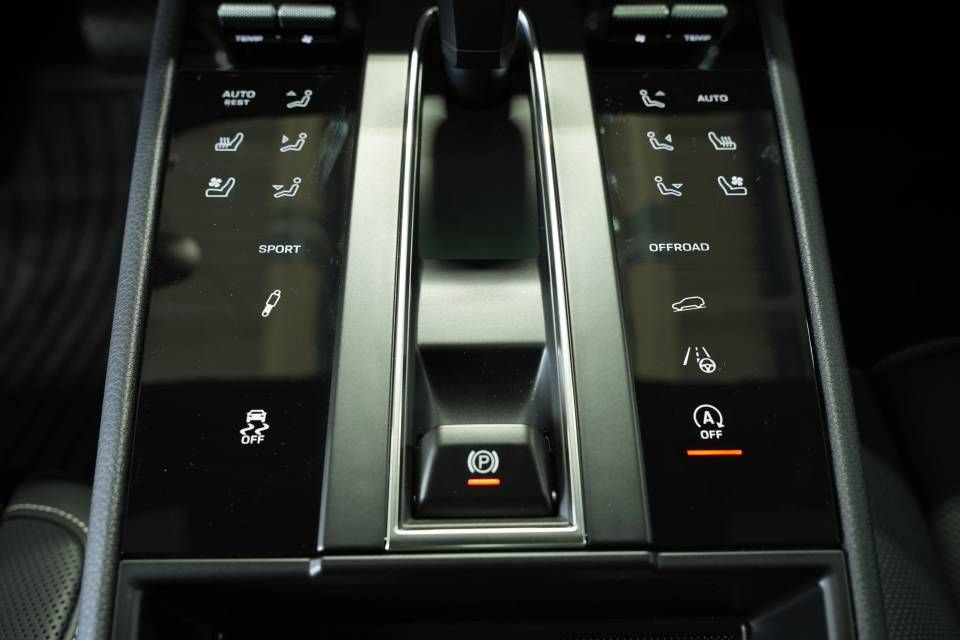 Certified 2025 Porsche Macan AWD/4WD image 22