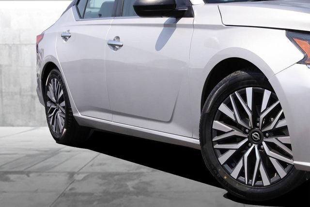 Certified 2024 Nissan Altima 2.5 SV FWD image 3