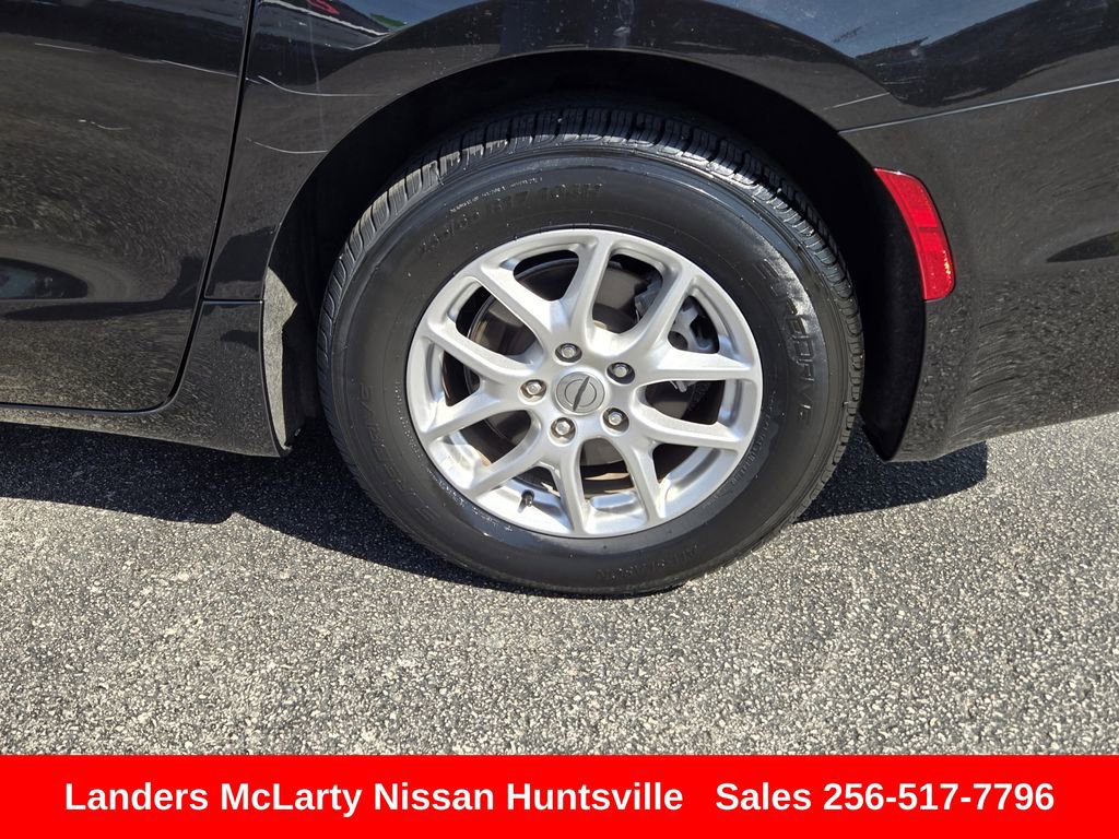 Used 2023 Chrysler Pacifica Touring-L FWD image 12