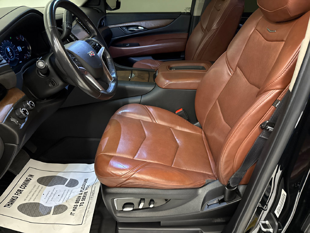 Used 2020 Cadillac Escalade Premium Luxury w/ Escalade Sport Edition AWD/4WD image 19